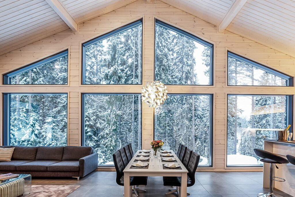 Näkymä Modernin rinnehuvilan oleskelutilaan, josta näkyy isot ikkunat