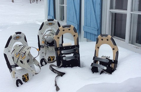 kahdet erilaiset lumikengät pystyssä hangessa