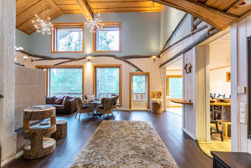 huvilan olohuone, jossa kelopuilla tehtyjä yksityiskohtia