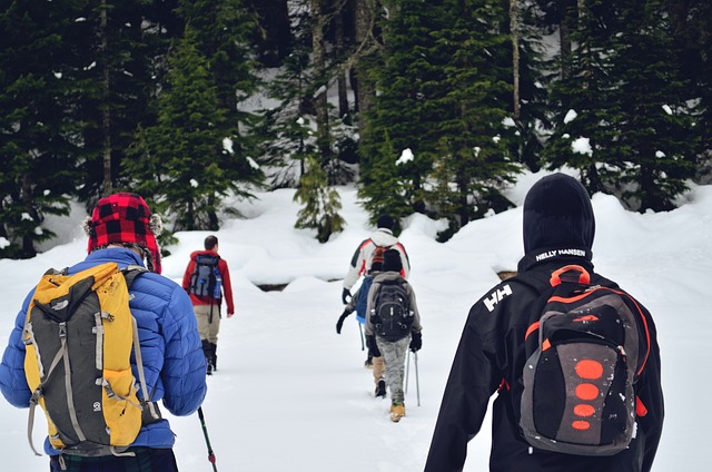joukko talvivaeltajia reput selässä