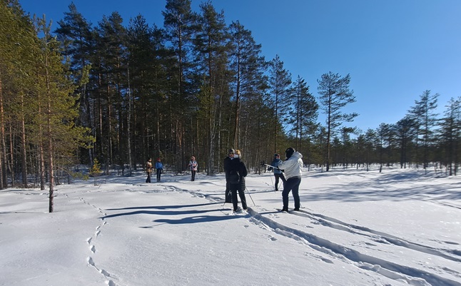liukulumikenkäilijöitä aurinkoisella suolla