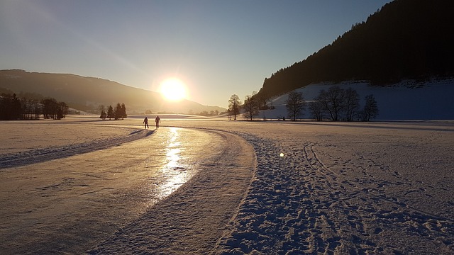 kaksi retkiluistelijaa aurinkoisessa talvisäässä
