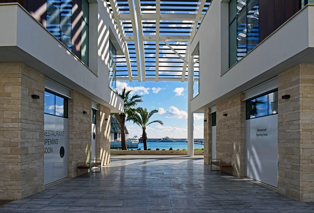 rakennusten välistä näkyy meri ja taivas