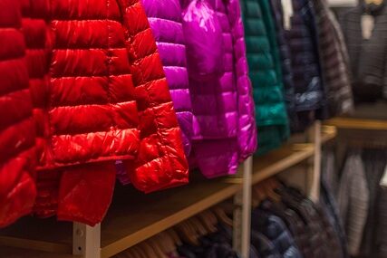 erivärisiä untuvatakkeja